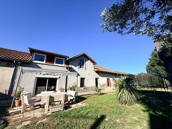 PAMIERS : FERME RENOVEE A VENDRE AVEC JARDIN, DOUBLE GARAGE ET DEPENDANCE