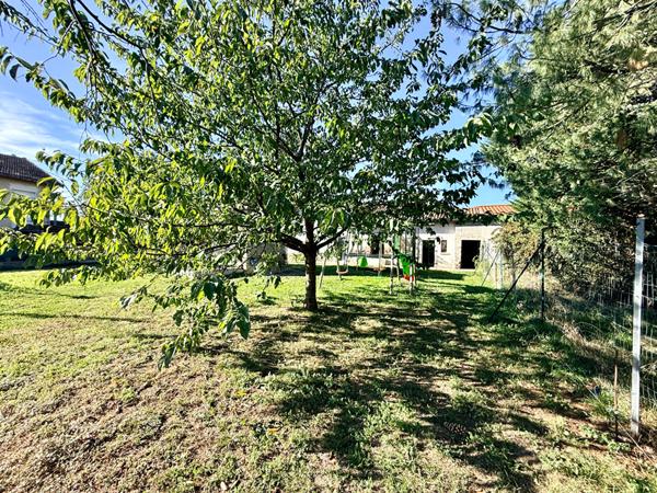 PAMIERS : FERME RENOVEE A VENDRE AVEC JARDIN, DOUBLE GARAGE ET DEPENDANCE