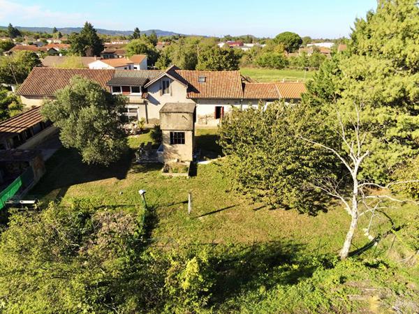PAMIERS : FERME RENOVEE A VENDRE AVEC JARDIN, DOUBLE GARAGE ET DEPENDANCE