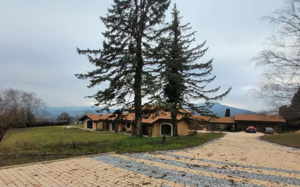 Maison à vendre    9 pièces • 681 m2 Vétraz-Monthoux