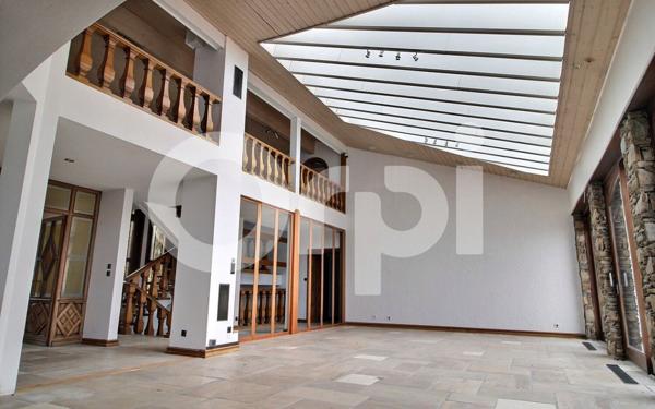 Maison à vendre    9 pièces • 681 m2 Vétraz-Monthoux