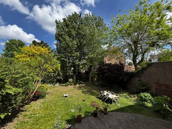 MAISON DE FAMILLE : 7/8 CHAMBRES, JARDIN, GARAGES