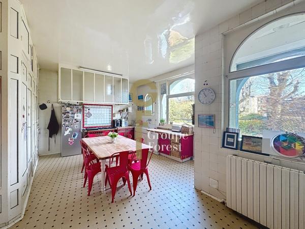 MAISON DE FAMILLE : 7/8 CHAMBRES, JARDIN, GARAGES