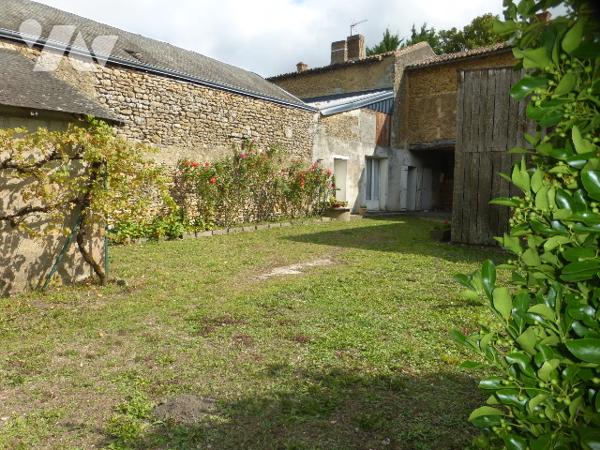 Maison ancienne, à rénover, grd porche, 136 m² hab, terrain bordé par le ruisseau, bcp de charme.