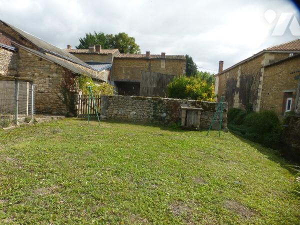 Maison ancienne, à rénover, grd porche, 136 m² hab, terrain bordé par le ruisseau, bcp de charme.