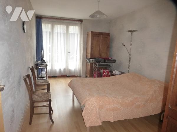 Maison ancienne, à rénover, grd porche, 136 m² hab, terrain bordé par le ruisseau, bcp de charme.