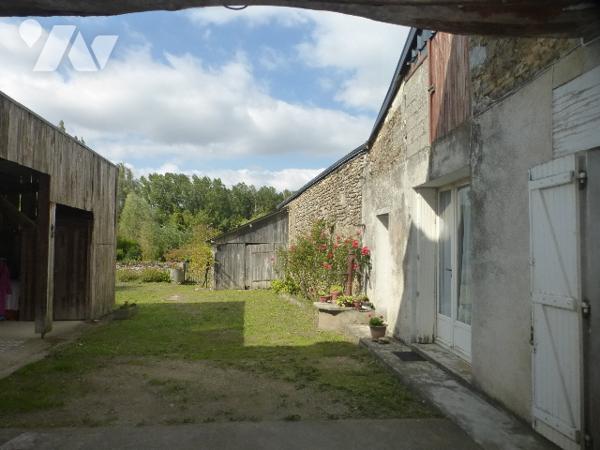 Maison ancienne, à rénover, grd porche, 136 m² hab, terrain bordé par le ruisseau, bcp de charme.