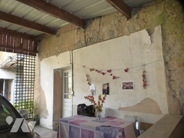 Maison ancienne, à rénover, grd porche, 136 m² hab, terrain bordé par le ruisseau, bcp de charme.