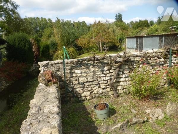 Maison ancienne, à rénover, grd porche, 136 m² hab, terrain bordé par le ruisseau, bcp de charme.