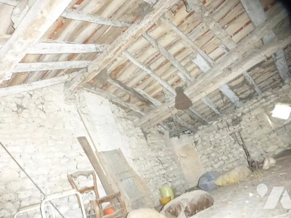 Maison ancienne, à rénover, grd porche, 136 m² hab, terrain bordé par le ruisseau, bcp de charme.