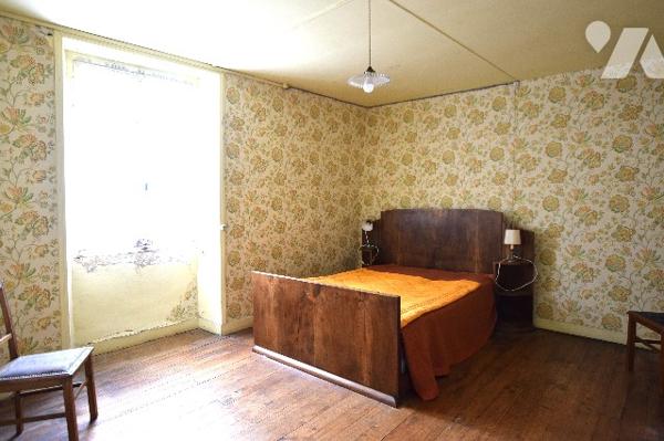 Maison ancienne, à rénover, grd porche, 136 m² hab, terrain bordé par le ruisseau, bcp de charme.