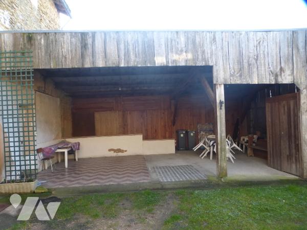 Maison ancienne, à rénover, grd porche, 136 m² hab, terrain bordé par le ruisseau, bcp de charme.