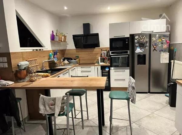 Découvrez cette charmante maison idéalement située, à proximité des commerces, des écoles et de toutes les commodités.