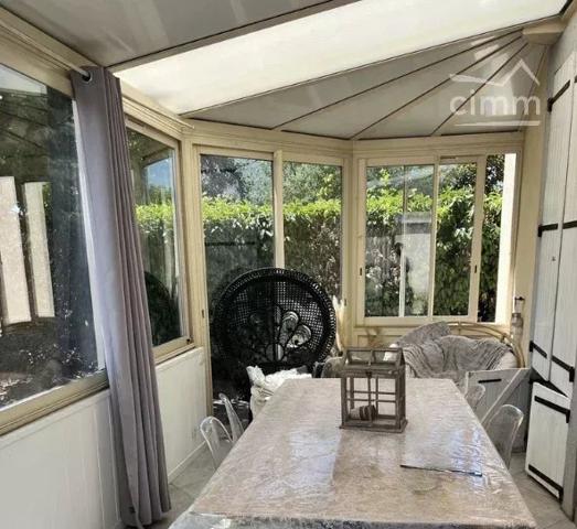Découvrez cette charmante maison idéalement située, à proximité des commerces, des écoles et de toutes les commodités.
