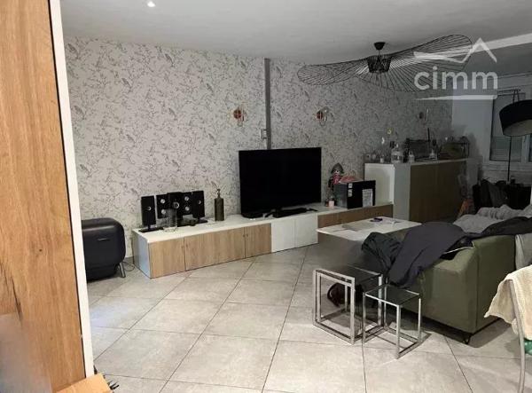 Découvrez cette charmante maison idéalement située, à proximité des commerces, des écoles et de toutes les commodités.