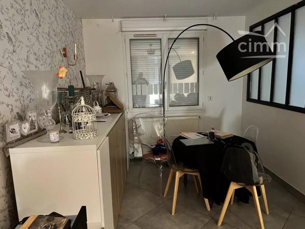 Découvrez cette charmante maison idéalement située, à proximité des commerces, des écoles et de toutes les commodités.