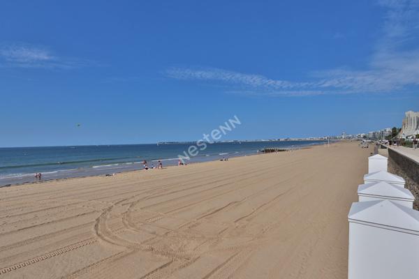 Appartement 2 chambres LA BAULE au 1er étage - Cave, garage et place de parking - La mer à pied