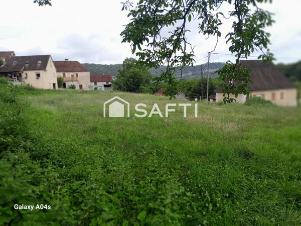 Terrain constructible de 1920m2 électricité eau et téléphone à proximité
