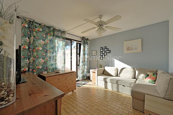 Le Grau-du-Roi, rive gauche,  à quelques enjambées de la plage.
Coup de coeur assuré pour ce lumineux 2 pièces cabine (6 couchages) avec son grand extérieur.
Situé dans une résidence prisée en rez-de-chaussée, il se compose d'une entrée cabine, une salle d'eau, un WC séparé, une cuisine équipée et aménagée , une belle pièce de vie baignée de lumière donnant accès à une GRANDE TERRASSE : imaginez vos petits-déjeuners au soleil, vos apéritifs entre amis et vos soirées d'été bercées par la douceur du Sud .....
Véritable invitation à la douceur de vivre, cette magnifique terrasse ensoleillée et SANS VIS-À-VIS prolonge l'appartement et offre un cadre idyllique où chaque instant a un parfum de vacances.
PLAGE PROCHE, commerces à proximité et ouverts à l'année (Carrefour contact, boulangerie, boucherie, fruits et légumes etc ..), centre-ville du Grau-du-Roi à 10 mn à pied.
Stationnement gratuit et aisé autour de la résidence.
Idéal résidence à l'année, secondaire ou locatif saisonnier.
Rare sur le marché, une visite s'impose !
