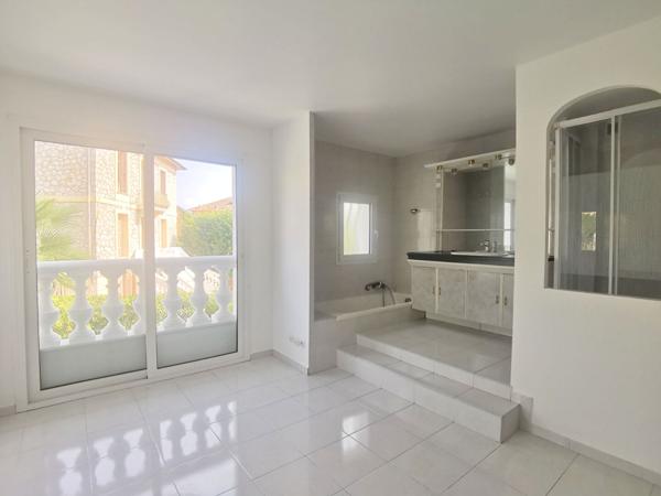 NICE NORD : BEL APPARTEMENT 2 PIECES DANS CHARMANTE VILLA