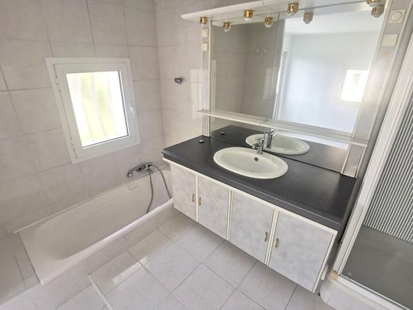 NICE NORD : BEL APPARTEMENT 2 PIECES DANS CHARMANTE VILLA