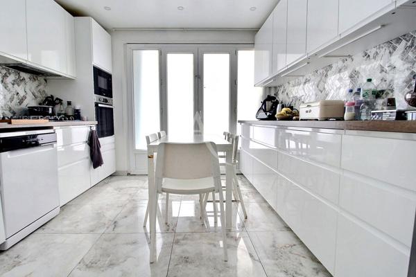 Appartement 5 pièces 103 m² Maurepas Centre