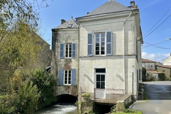Ancien moulin à eau, une opportunité d'investissement, tout-à-l'égout avec potentiel de construction de plusieurs logements. Saint jean d angely