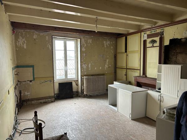 Ancien moulin à eau, une opportunité d'investissement, tout-à-l'égout avec potentiel de construction de plusieurs logements. Saint jean d angely