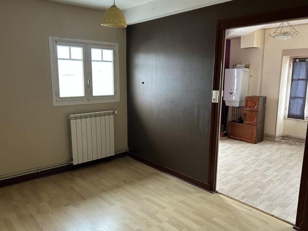 Ancien moulin à eau, une opportunité d'investissement, tout-à-l'égout avec potentiel de construction de plusieurs logements. Saint jean d angely