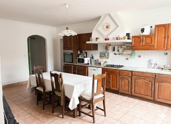 Ancien moulin à eau, une opportunité d'investissement, tout-à-l'égout avec potentiel de construction de plusieurs logements. Saint jean d angely