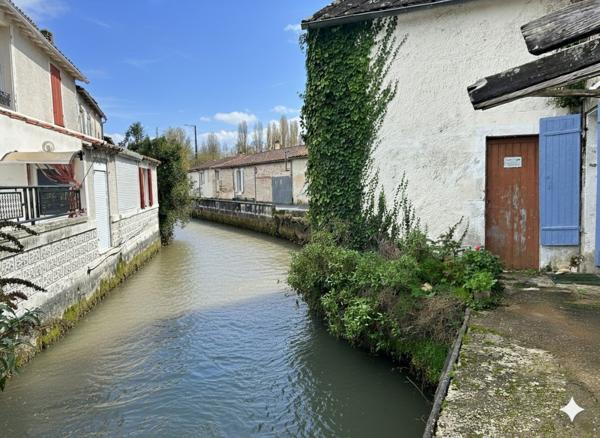 Ancien moulin à eau, une opportunité d'investissement, tout-à-l'égout avec potentiel de construction de plusieurs logements. Saint jean d angely