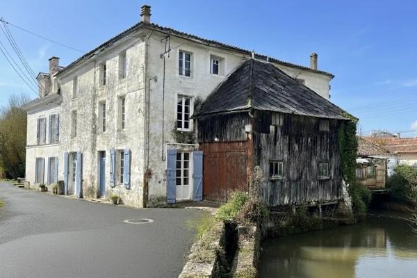Ancien moulin à eau, une opportunité d'investissement, tout-à-l'égout avec potentiel de construction de plusieurs logements. Saint jean d angely