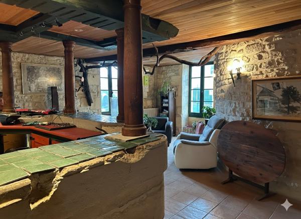 Ancien moulin à eau, une opportunité d'investissement, tout-à-l'égout avec potentiel de construction de plusieurs logements. Saint jean d angely