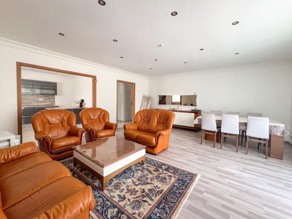 Maison contemporaine à Trélazé, 5 chambres dont une au rez-de-chaussée, garage jardin et dépendance