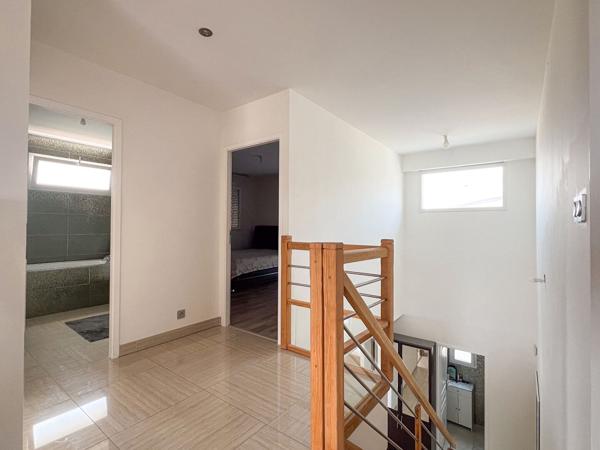 Maison contemporaine à Trélazé, 5 chambres dont une au rez-de-chaussée, garage jardin et dépendance