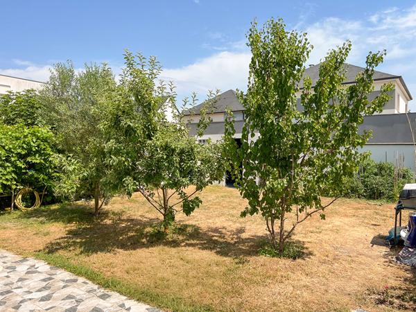 Maison contemporaine à Trélazé, 5 chambres dont une au rez-de-chaussée, garage jardin et dépendance