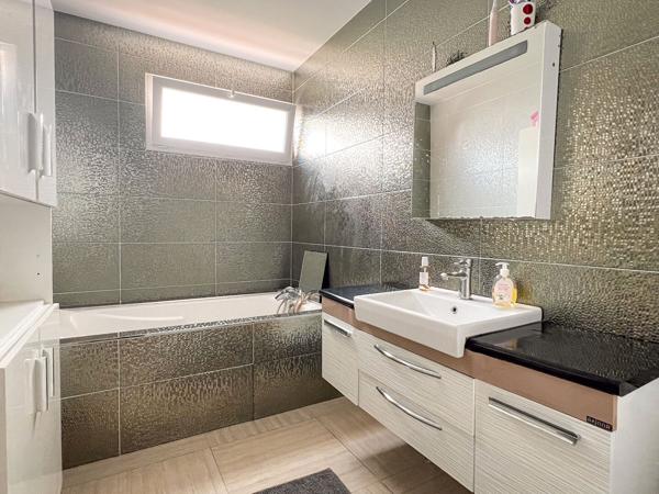 Maison contemporaine à Trélazé, 5 chambres dont une au rez-de-chaussée, garage jardin et dépendance