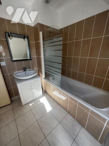 Maison d'habitation de 2013 , vue mer comprenant au rez-de-chaussée : entrée, salon/séjour, cui...