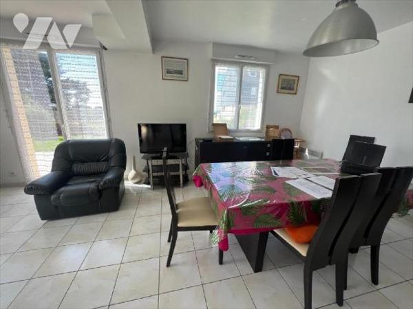 Maison d'habitation de 2013 , vue mer comprenant au rez-de-chaussée : entrée, salon/séjour, cui...
