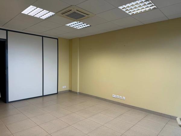 Location                                                      Local commercial
                        
                     4 pièces                      120 m2                     à Druelle Balsac