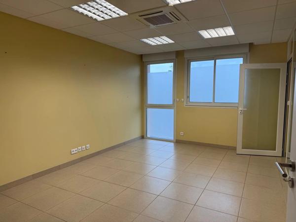 Location                                                      Local commercial
                        
                     4 pièces                      120 m2                     à Druelle Balsac
