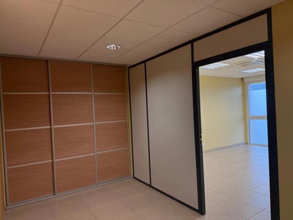 Location                                                      Local commercial
                        
                     4 pièces                      120 m2                     à Druelle Balsac