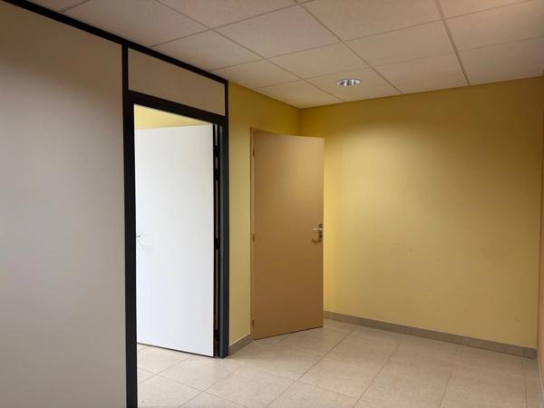 Location                                                      Local commercial
                        
                     4 pièces                      120 m2                     à Druelle Balsac