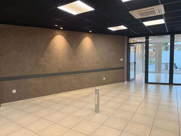 Location                                                      Local commercial
                        
                     4 pièces                      120 m2                     à Druelle Balsac