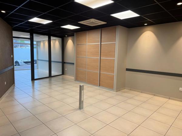 Location                                                      Local commercial
                        
                     4 pièces                      120 m2                     à Druelle Balsac