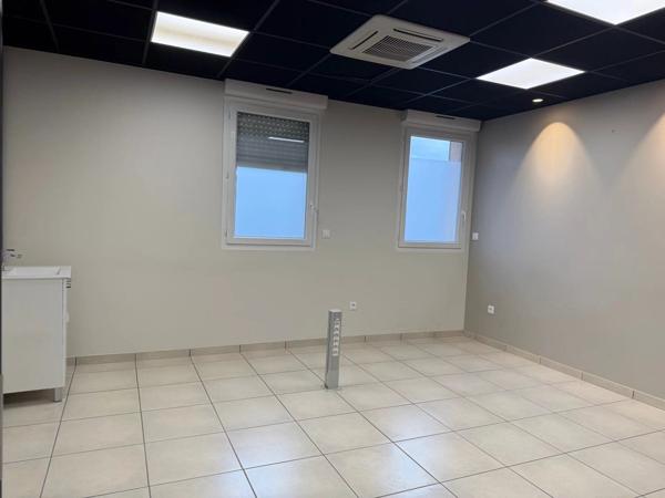 Location                                                      Local commercial
                        
                     4 pièces                      120 m2                     à Druelle Balsac