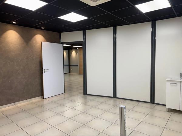 Location                                                      Local commercial
                        
                     4 pièces                      120 m2                     à Druelle Balsac