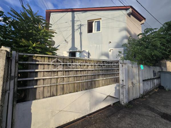 A l'entrée de la ville de St André sur un terrain d'environ 200 m²  est édifiée une résidence R+1 depuis 2003 ,entièrement clôturé.
Reliée au tout à l'égout. Équipée de chauffe eau solaire.
L'appartement proposé se situe au 1er étage d'une résidence de 2 lots, elle est composée d'un salon,séjour et cuisine ouverte , 2 chambres ; une salle de bain  et 1 wc séparé .
1 place de parking à l’intérieur.
Actuellement loué à 820€ et le bail termine en 2029
Un rafraichissement est à prévoir 
A proximité vous avez des commerces, arrêt de bus,médecins,pharmacie,stations,accès aux 4 voies facile.
L'appartement est proposé au prix de 137 000€ HAI
Pour toutes visites je reste joignable au 06 93 03 80 70 
Patricia MARDAMA
Conseillère immobilier BSKIMMOBILIER