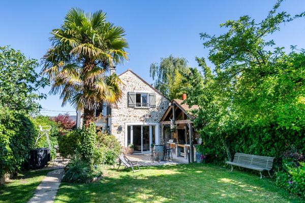 A coeur de Mennecy, voici une charmante maison de caractère (1860), entièrement rénovée.