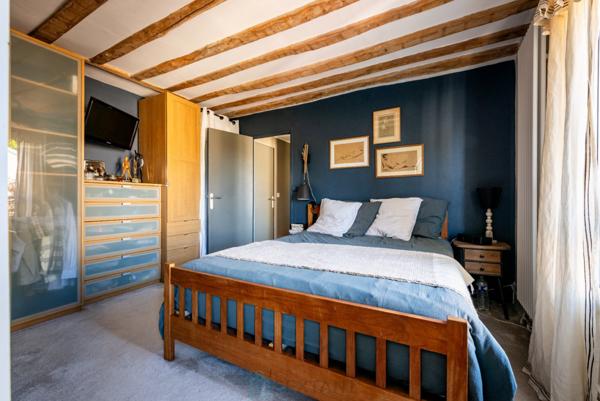 A coeur de Mennecy, voici une charmante maison de caractère (1860), entièrement rénovée.